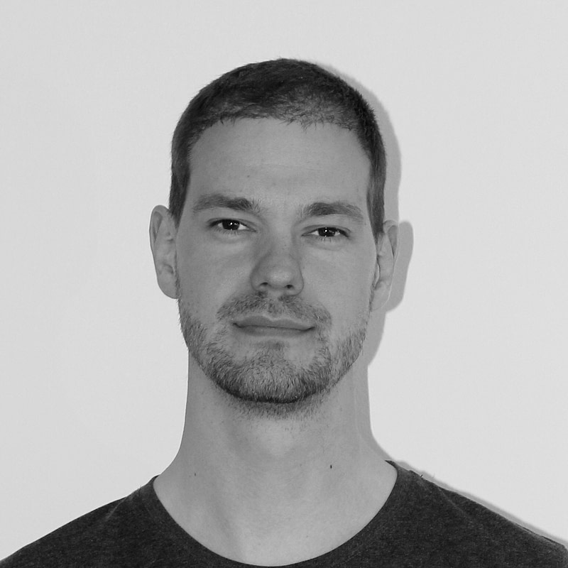 Black and white portrait photo of Tobias Stein